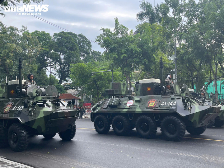 Sau khi rời khỏi lễ đài Quảng trường Ba Đình, các khối đi theo đường Hùng Vương và tỏa ra 8 hướng. Hai bên đường các khối đi qua, đông nghịt người dân đứng hò reo chào đón và chụp ảnh.