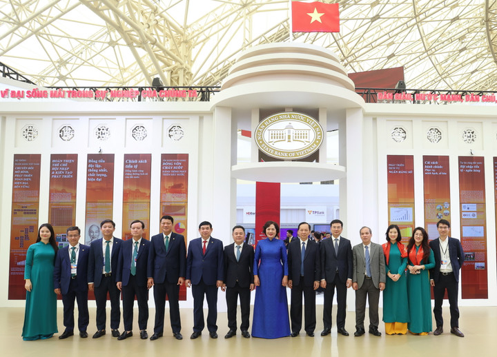 Các đồng chí lãnh đạo Đảng, Nhà nước, lãnh đạo NHNN, lãnh đạo BIDV chụp ảnh lưu niệm tại Triển lãm.