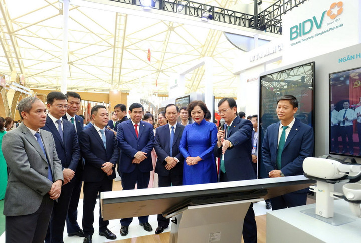 Đại diện BIDV giới thiệu các sản phẩm tài chính số tới Ban Lãnh đạo Ngân hàng Nhà nước Việt Nam tại gian trưng bày của BIDV.