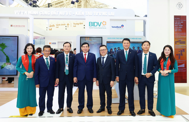 Ông Lê Quốc Minh - Ủy viên Trung ương Đảng, Phó Trưởng Ban Tuyên Giáo và Dân vận Trung ương, Tổng Biên tập báo Nhân dân - tham quan gian trưng bày triển lãm của BIDV.