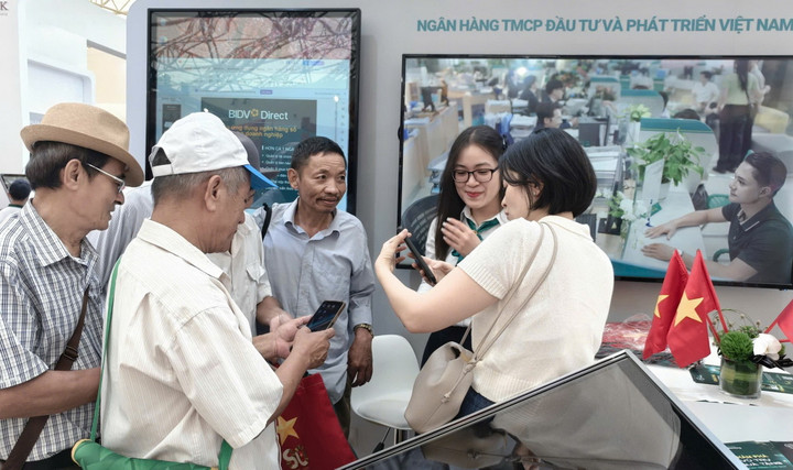 Cán bộ BIDV kịp thời hướng dẫn Nhân dân liên kết tài khoản ngân hàng trên ứng dụng VneID để nhận quà từ Chính phủ.