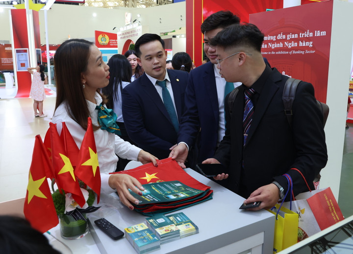 BIDV dành tặng khách hàng tham gia Triển lãm hàng nghìn quà tặng ấn tượng.