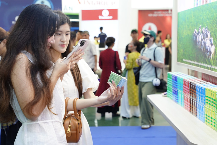 Các bạn trẻ đặc biệt yêu thích không gian trưng bày và trải nghiệm của Vinamilk. (Ảnh: Tịnh Không) Bạn Bùi Thị Như Ý (22 tuổi) từ TP.HCM ra Hà Nội trầm trồ: “Em rất ấn tượng với không gian triển lãm hiện đại và chỉn chu của Vinamilk. Khi thử các loại sữa của Vinamilk tại đây em thấy rất ngon và mẫu mã bao bì rất đẹp”.