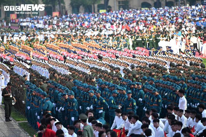 Lúc 6h, khối đứng vào vị trí tập kết, sẵn sàng cho buổi tổng duyệt diễu binh A80.
