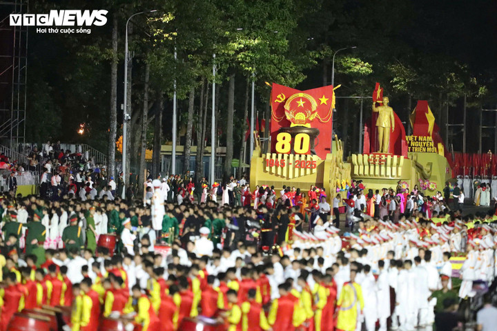 Các khối diễu binh tỏa ra 8 ngả đường, đi giữa vòng tay Nhân dân - 34