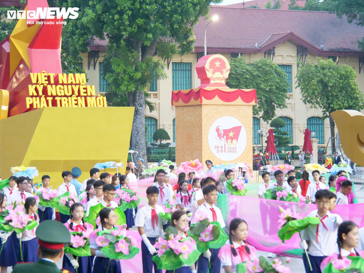 Các khối diễu binh tỏa ra 8 ngả đường, đi giữa vòng tay Nhân dân - 35