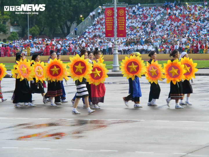 Các khối diễu binh tỏa ra 8 ngả đường, đi giữa vòng tay Nhân dân - 36