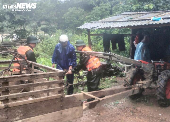 Lực lượng Bộ đội Biên phòng Quảng Trị vào từng thôn bản để giúp dân di dời người, tài sản và chủ động ứng phó bão số 6. (Ảnh: Trần Minh Hạnh)
