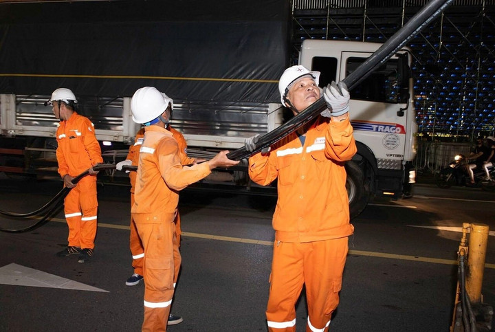 EVNHANOI làm việc không kể ngày đêm với quyết tâm đảm bảo nguồn điện an toàn phục vụ Đại lễ 80 năm Quốc khánh 2/9.