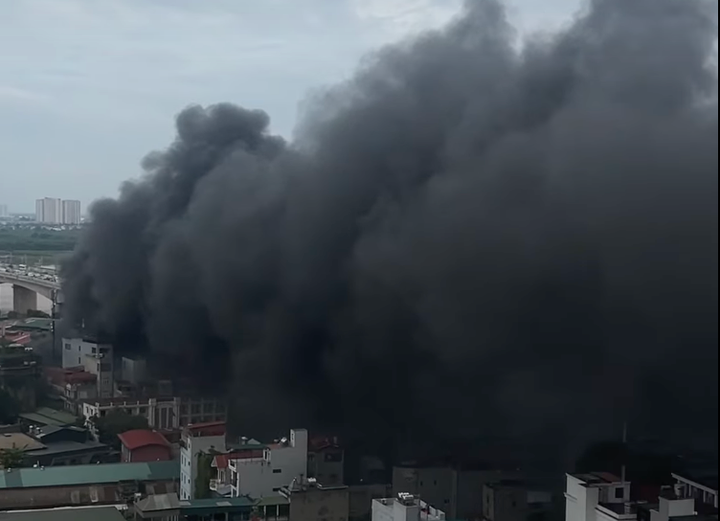 Khói đen bao trùm cầu Vĩnh Tuy.