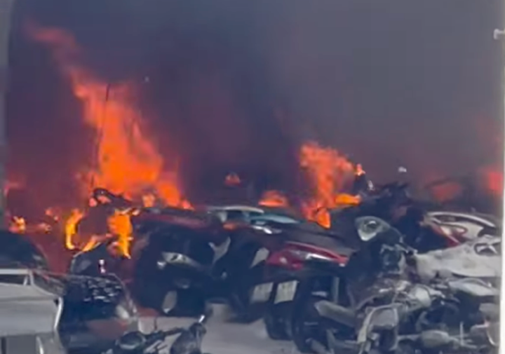 Vụ cháy thiêu rụi nhiều xe máy.