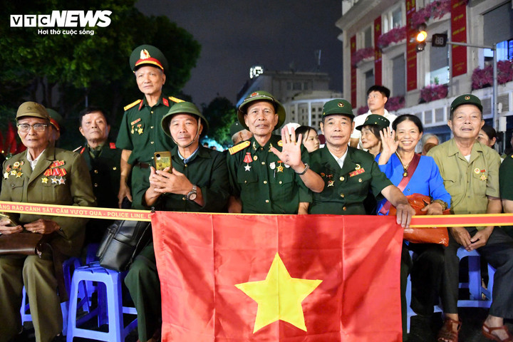 Các cựu chiến binh có chỗ ngồi ưu tiên, đảm bảo thuận tiện theo dõi các khối diễu binh, diễu hành. (Ảnh: Thành Vĩnh)