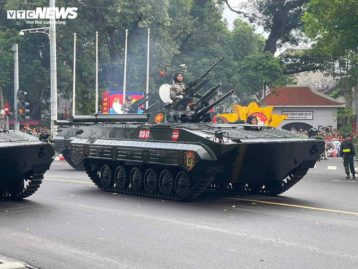 Xe chiến đấu bộ binh XCB-01 - được trang bị pháo nòng trơn 73 ly, súng phòng không 12 ly 7, súng đại liên 7,62 ly và tên lửa chống tăng B72.