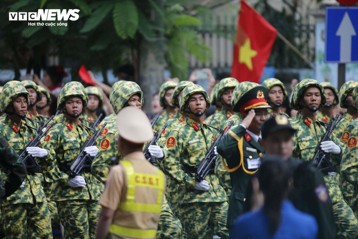 Các khối diễu binh tỏa ra 8 ngả đường, đi giữa vòng tay Nhân dân - 20