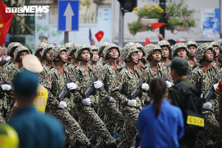 Các khối quân đội đi qua phố (Ảnh: Phạm Thành)