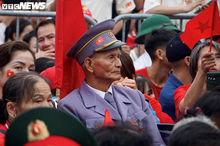 Ánh mắt sâu lắng của người lính già như chở theo cả ký ức lịch sử dân tộc.