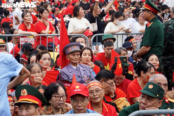 Hình ảnh cụ Môn như một “điểm lặng” nổi bật giữa hàng vạn người sáng nay.