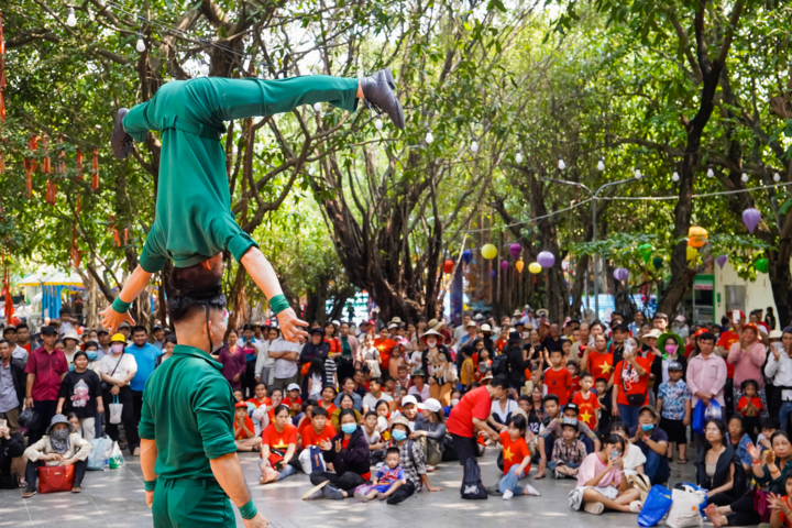 Các điểm vui chơi đông đúc khách vì gia đình chọn ở lại TP sau đợt du lịch hè.