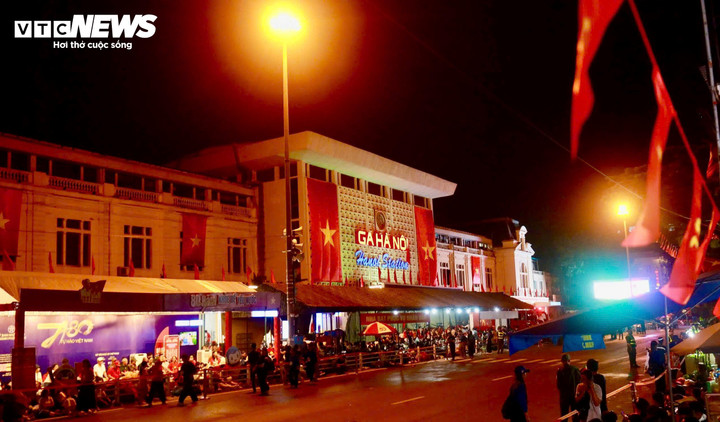 5h tại khu vực sảnh Ga Hà Nội, người dân ổn định vị trí trong lều bạt dã chiến. (Ảnh: Diệu Hằng)