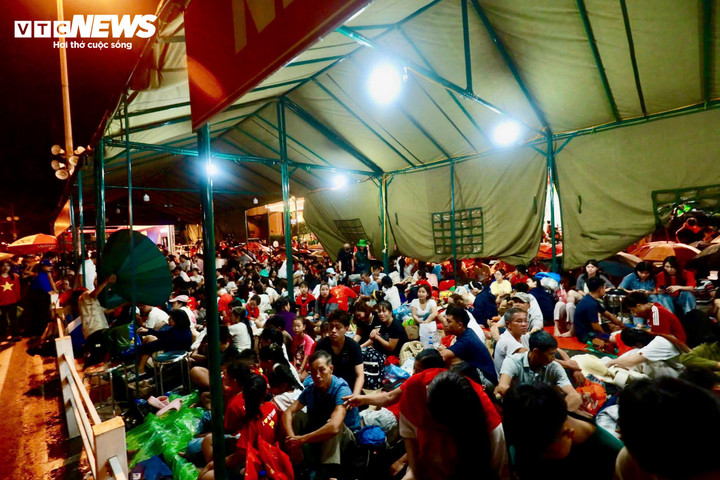 Người dân sẵn sàng chờ đoàn diễu binh đi qua.