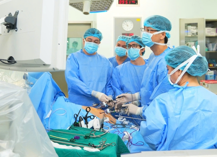 Các bác sĩ ghép gan cấp cứu cho bệnh nhân.