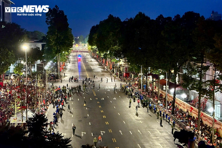 Trước giờ tổng duyệt khoảng 1 tiếng, khu vực đường Hùng Vương nối sang ngã 5 Hàng Cháo - Nguyễn Thái Học không còn chỗ trống. Đây được xem là khu vực có vị trí đẹp nhất để có thể theo dõi trọn vẹn tất cả các khối diễu binh đi qua. (Ảnh: Minh Đức)