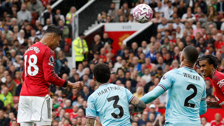 Casemiro dứt điểm khiến cầu thủ Burnley phản lưới. (Ảnh: Reuters)