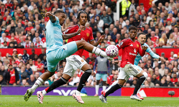 Foster ghi bàn cho Burnley. (Ảnh: Reuters)