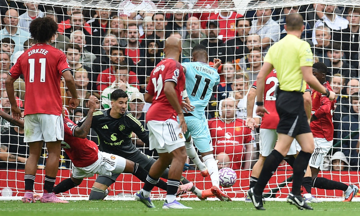 Pha ném biên rất mạnh của cầu thủ Burnley khiến hàng thủ Man Utd bối rối, dẫn đến bàn thua. (Ảnh: Reuters)