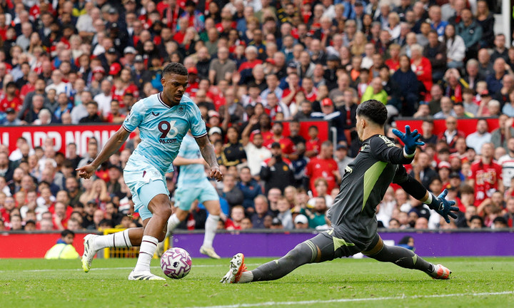 Tình huống khiến CĐV Man Utd thót tim. (Ảnh: Reuters)G