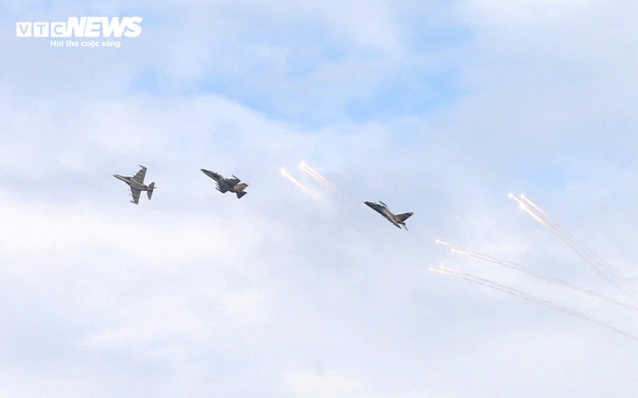 Su-30MK2 thả bẫy nhiệt ở khu vực Ba Đình (Ảnh: Phạm Thành)