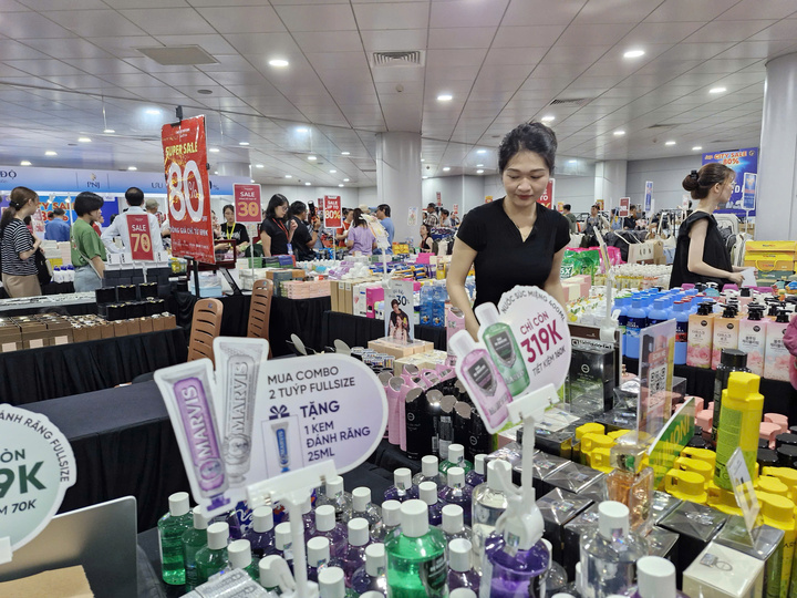 Điểm mua sắm rợp cờ đỏ sao vàng, người dân TP.HCM rộn ràng "săn sale" dịp lễ 2/9