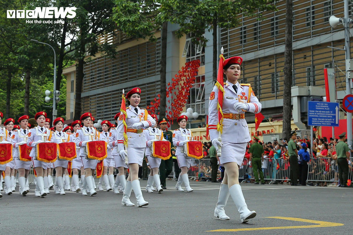 Các khối diễu binh tỏa ra 8 ngả đường, đi giữa vòng tay Nhân dân - 8