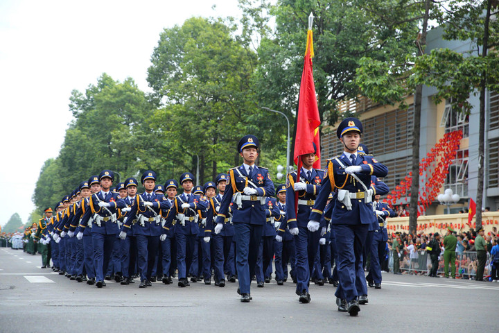 Các khối diễu binh tỏa ra 8 ngả đường, đi giữa vòng tay Nhân dân - 3