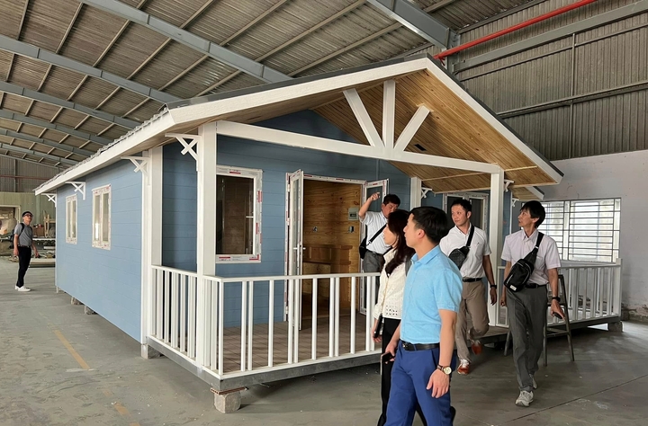 Khách hàng quốc tế đến tham quan mô hình sản xuất "nhà mang đi" của Việt Nam. (Ảnh: Đại Việt)