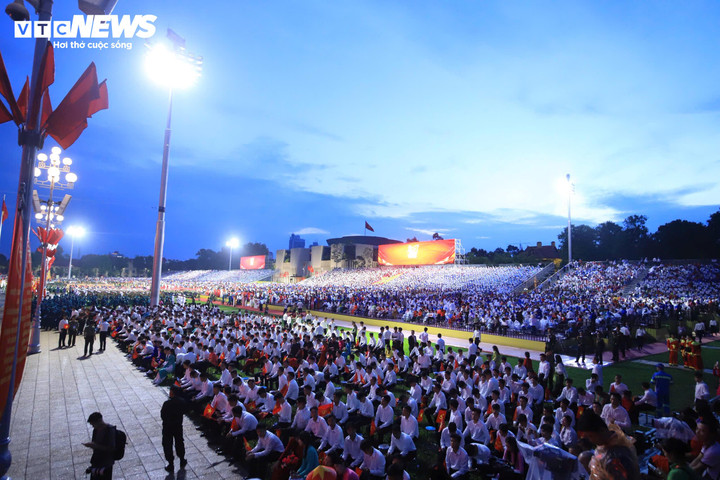 Hàng nghìn khán giả háo hức, mong chờ buổi tổng duyệt. (Ảnh: Nguyễn Yến)