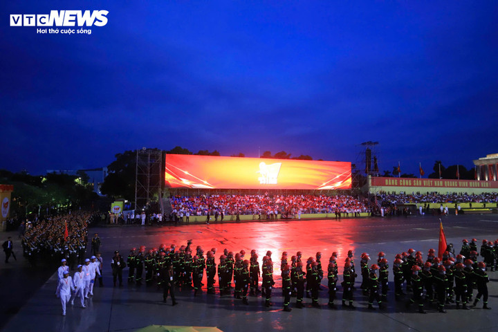 Các khối diễu binh tỏa ra 8 ngả đường, đi giữa vòng tay Nhân dân - 40
