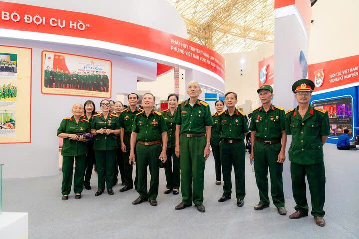 Nhân dân tham quan triển lãm trong những ngày đầu mở cửa.