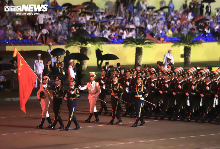 Các chiến sĩ Quân Giải phóng Nhân dân Trung Quốc tập diễu binh tại Quảng trường Ba Đình sáng 30/8. (Ảnh: Nguyễn Yến)