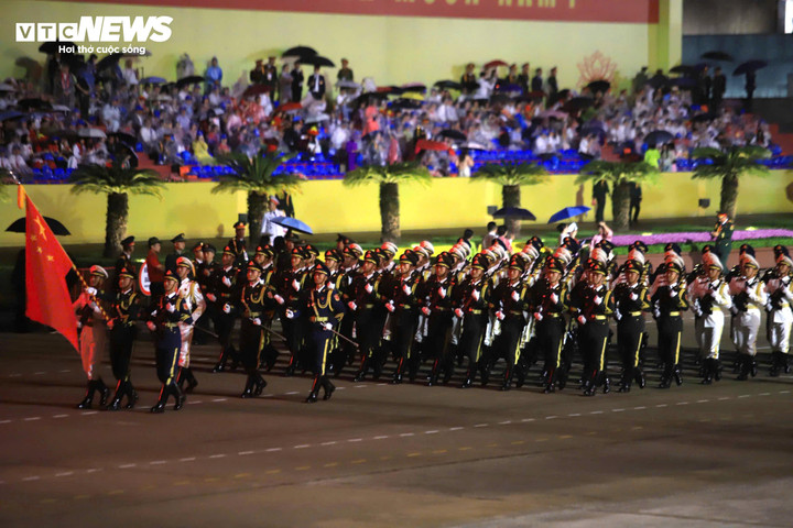 Các chiến sĩ Trung Quốc gây chú ý bởi chiều cao nổi trội, trung bình trên 1,8m, đội hình đồng đều và ấn tượng.