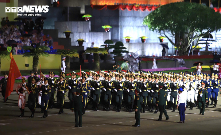 Trước đó, trưa 29/8, đoàn quân nhân Trung Quốc tới sân bay Nội Bài, chuẩn bị tham gia lễ diễu binh kỷ niệm 80 năm Quốc khánh 2/9, theo lời mời từ Bộ Quốc phòng Việt Nam.