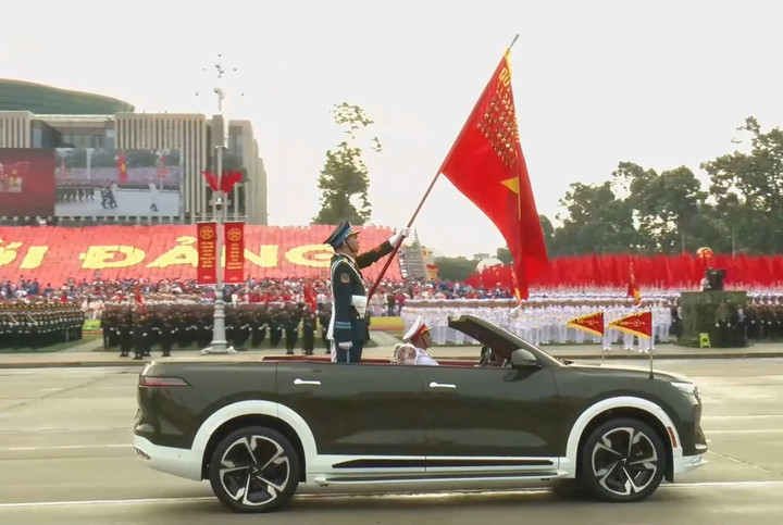 Xe chỉ huy đi đầu khối diễu binh các quân, binh chủng thuộc Quân đội Nhân dân Việt Nam.