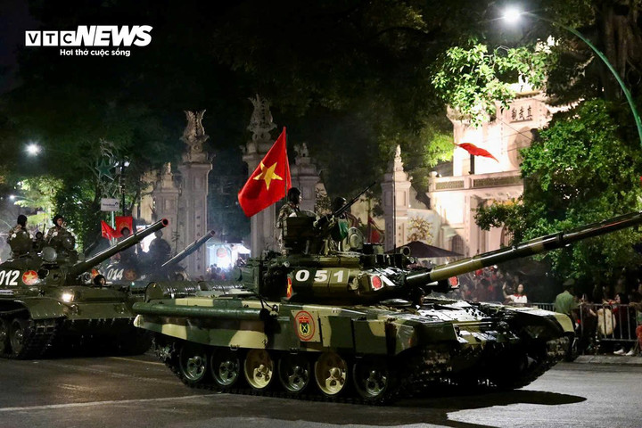 Xe tăng đi trên đường Thanh Niên. (Ảnh: Phạm Hương)