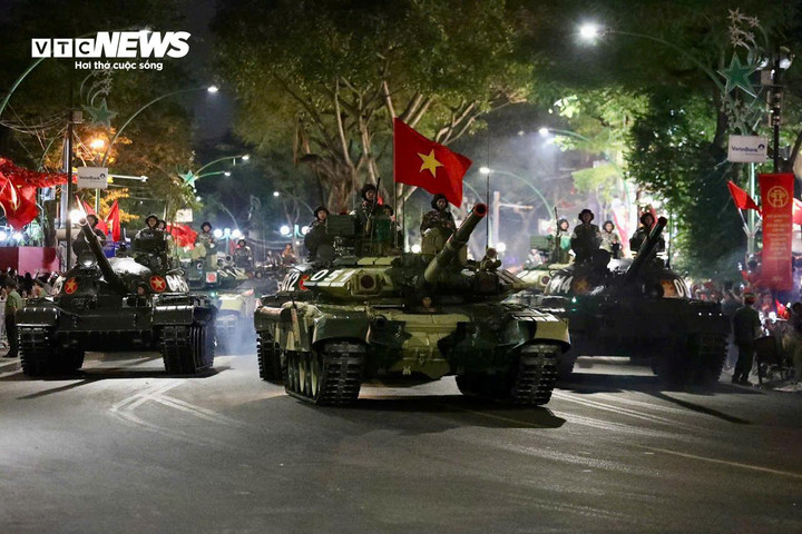 Đoàn tăng thiết giáp di chuyển tới điểm tập kết. (Ảnh: Phạm Hương)