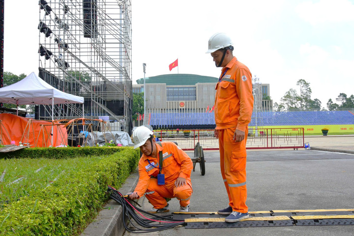 EVNHANOI kiểm tra tình trạng vận hành hệ thống điện tại Quảng trường Ba Đình.