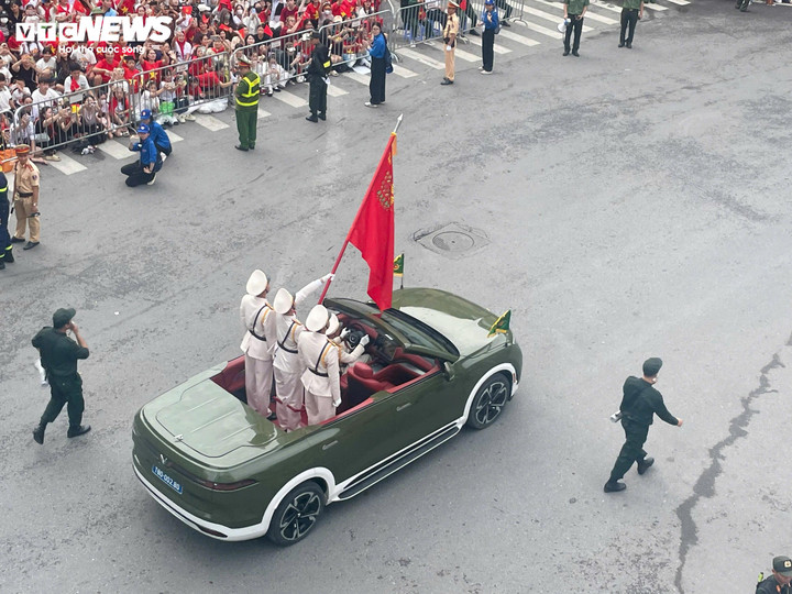 Đoàn diễu binh đi qua ngã tư Lê Duẩn - Hai Bà Trưng.