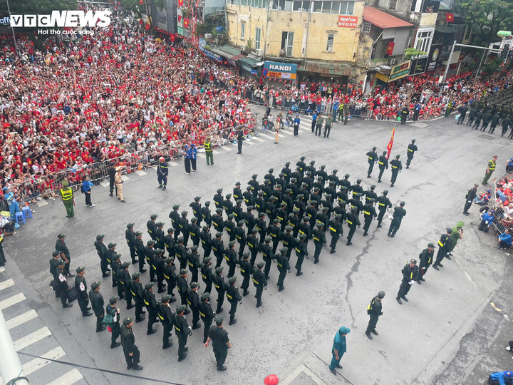 Các khối diễu binh tỏa ra 8 ngả đường, đi giữa vòng tay Nhân dân - 12