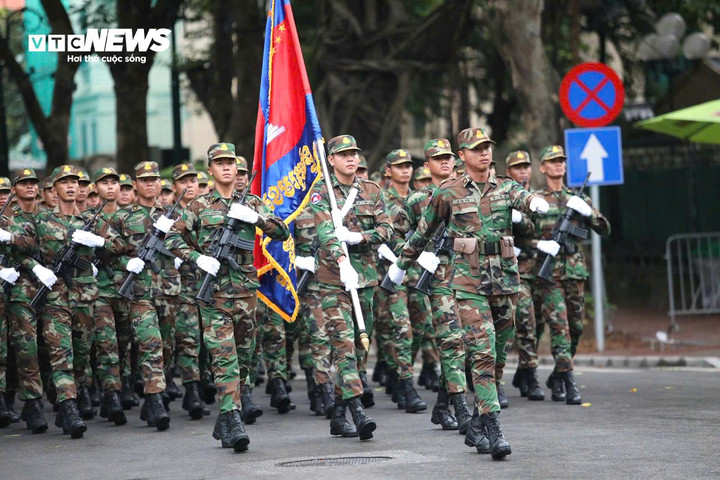 Khối Quân đội Hoàng Gia Campuchia diễu binh trên phố.