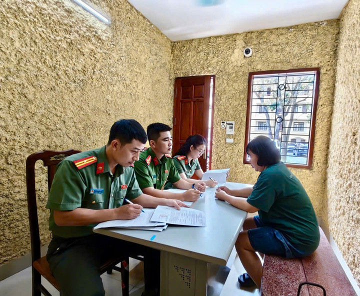 Phan Hạnh Thương tại cơ quan công an.