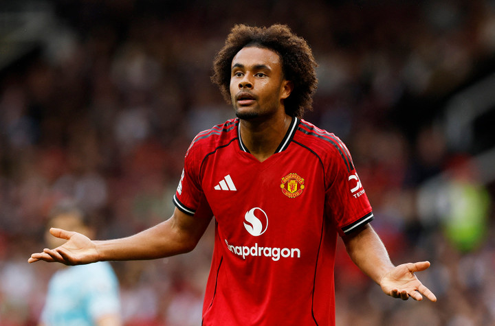 Zirkzee bỏ lỡ 1 cơ hội ở cuối hiệp. (Ảnh: Reuters)